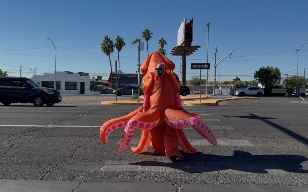 PolicĆa del CCSD se disfraza para aplicar normas de trĆ”fico en un paso peatonal