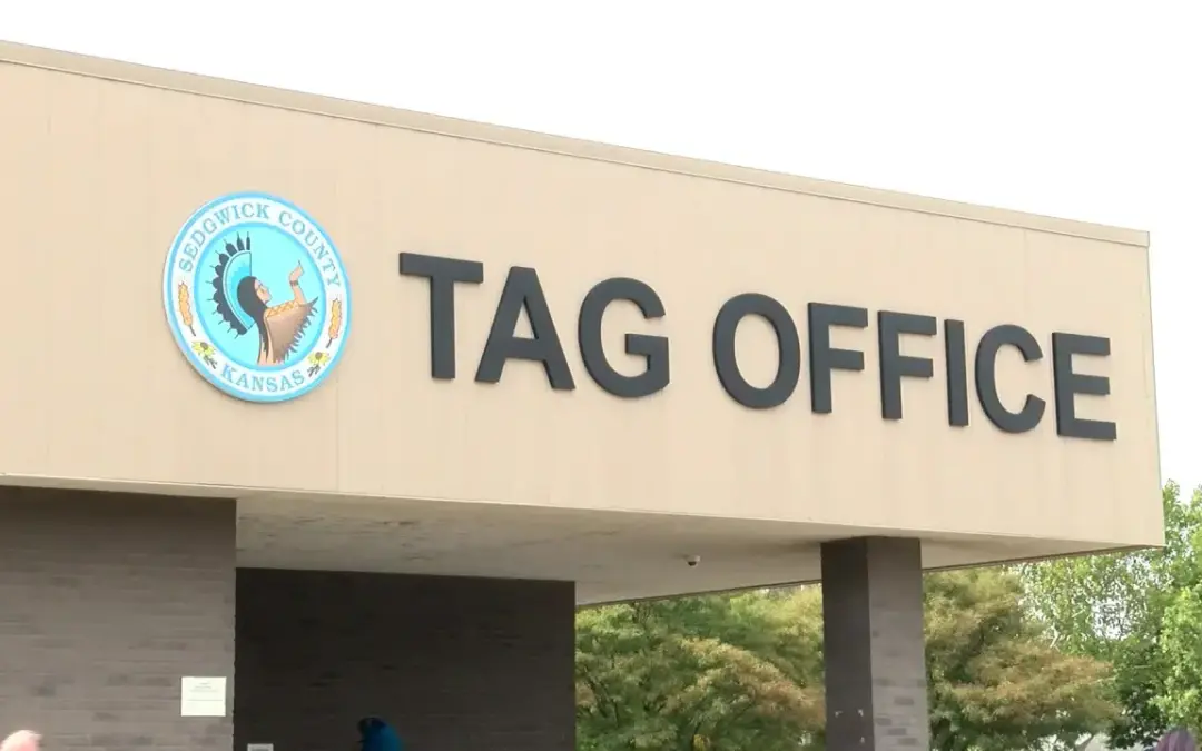 Sedgwick busca agilizar trámites de placas mientras usuarios reportan largas esperas