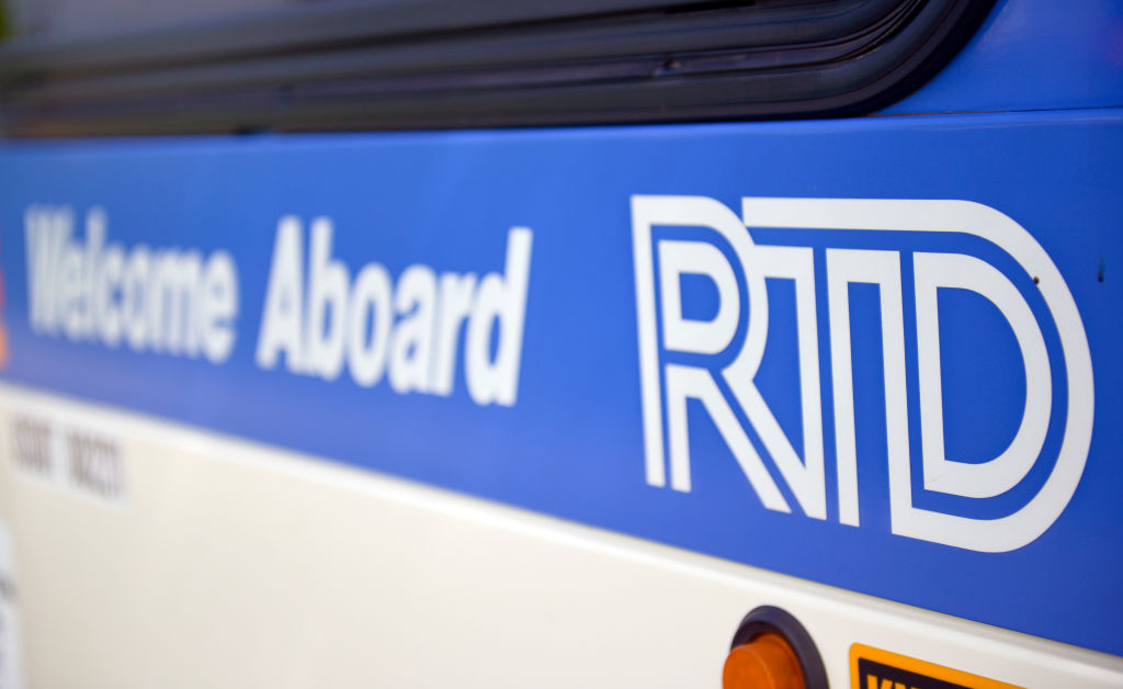 RTD prohíbe anuncios que cubren ventanas en trenes y autobuses para mejorar la experiencia de los pasajeros en Colorado