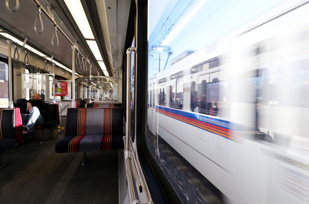 La caída de usuarios en RTD persiste pese al impulso estatal orientado al tránsito