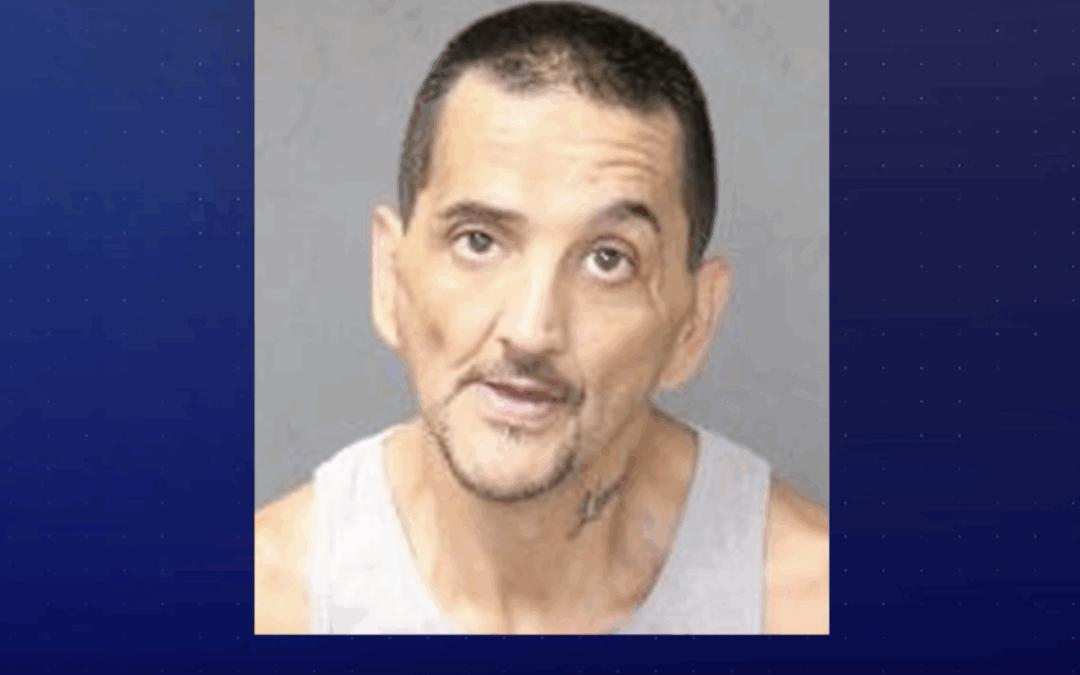 Arrestan a hombre acusado de asesinar y desmembrar a su madre en el noreste de Albuquerque