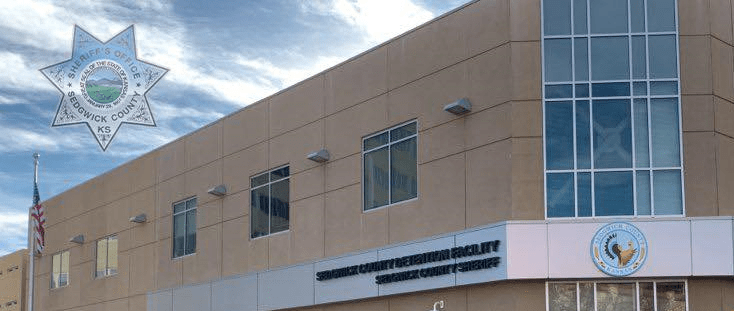 Kansas congela recorte al financiamiento de correcciones comunitarias tras presión de líderes locales en Wichita