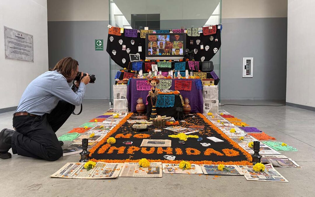 Altar de muertos en Tijuana recuerda a 10 reporteros asesinados en 2025