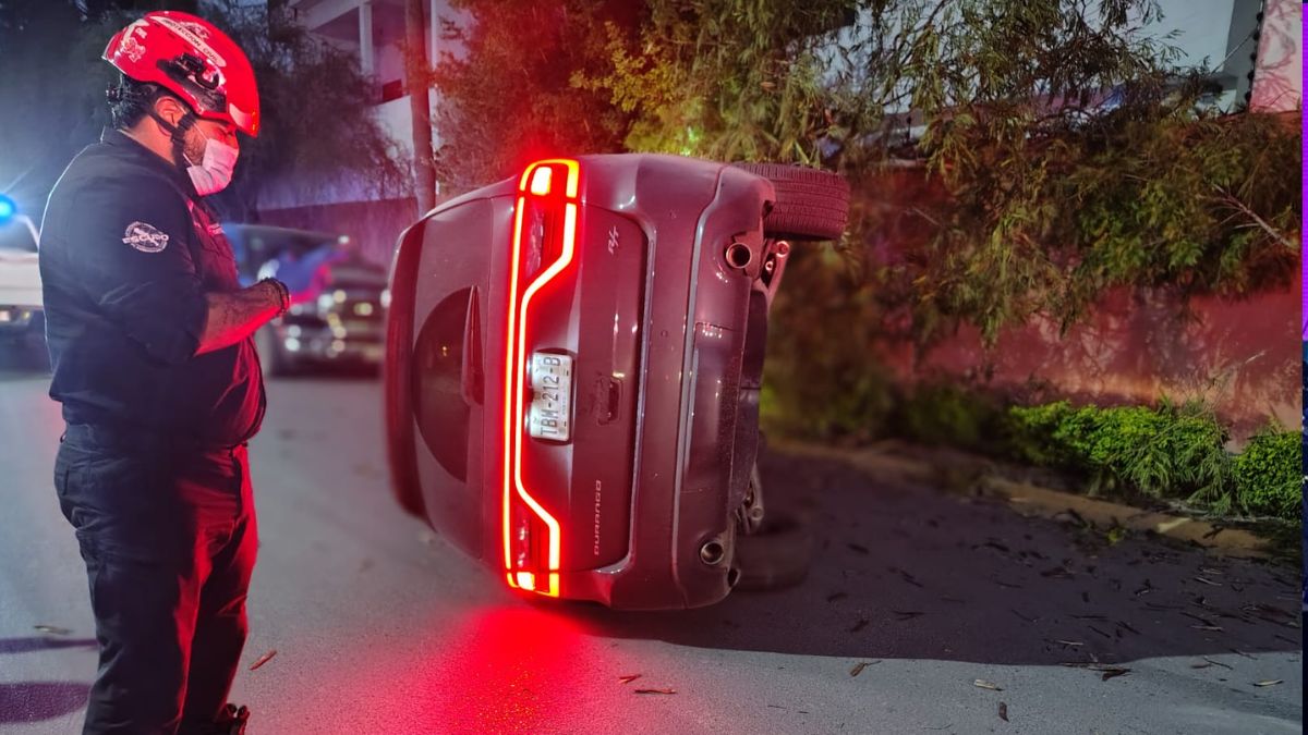 Accidente en Monterrey: Conductora Pierde Control de Camioneta y Choca con un Árbol
