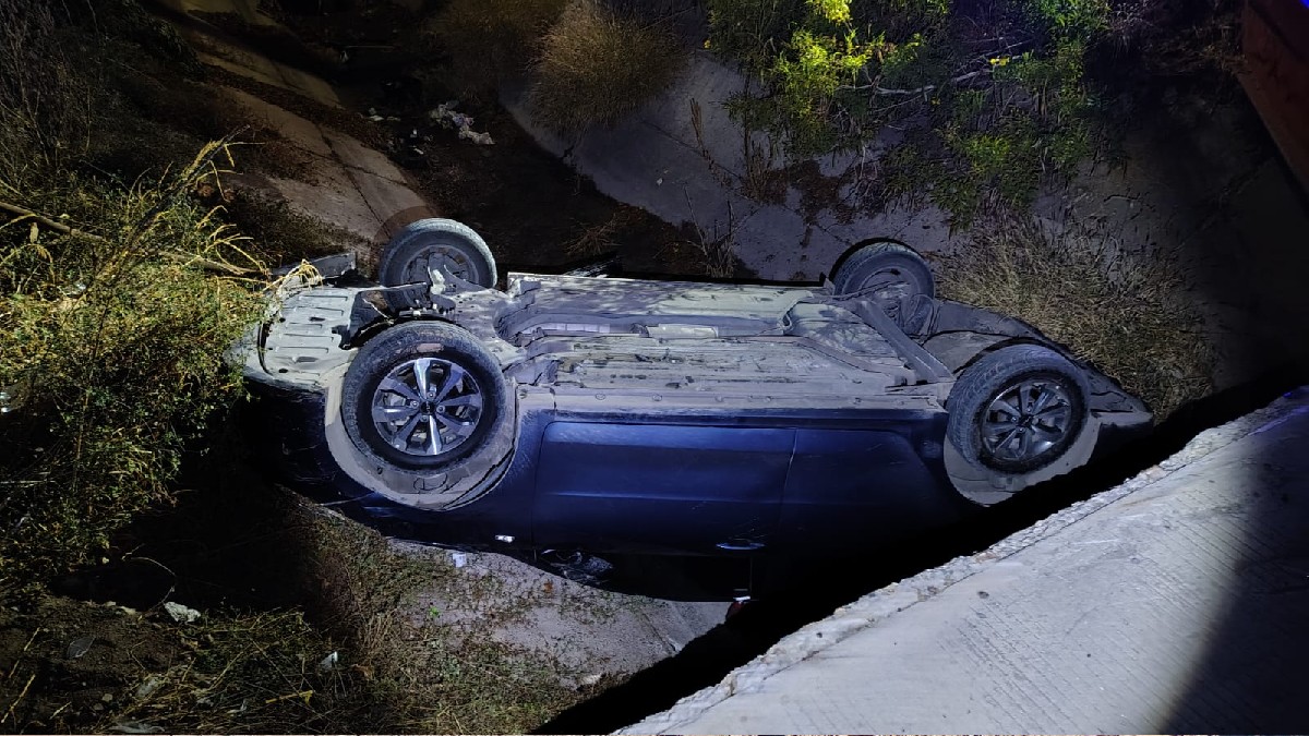 Accidente de auto en Torreón: Hombre vuela su vehículo en canal de riego