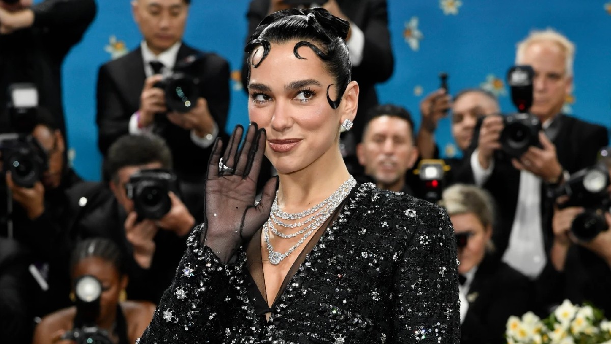 Dua Lipa se destaca en sus clases de español y canta ‘Oye, mi amor’ con Fher de Maná