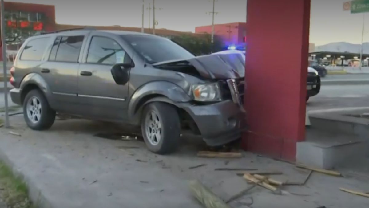 Auto Choca Contra Negocio de Comida en Torreón: Conductor Dirigía a Consulta Médica