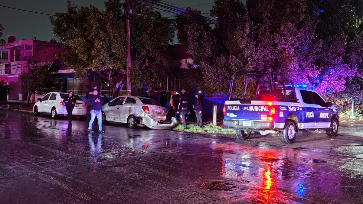 Accidente de Coche en Torreón: Hombre Abandona Auto Tras Fuerte Choque