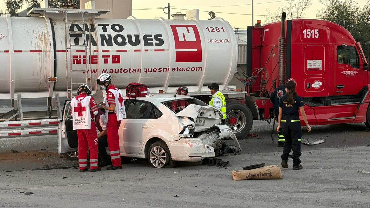 Accidente de tráfico en Monterrey: Conductor ebrio choca contra pipa en la avenida Félix U. Gómez