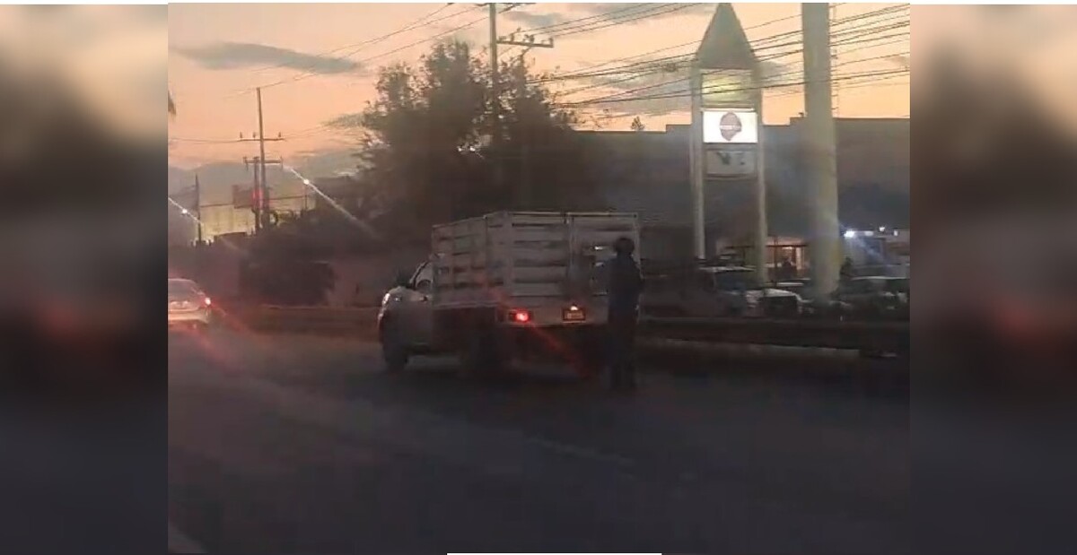 Patinador en Nuevo León se Sujeta de Camioneta en la Avenida Miguel Alemán: Se Desata la Polémica