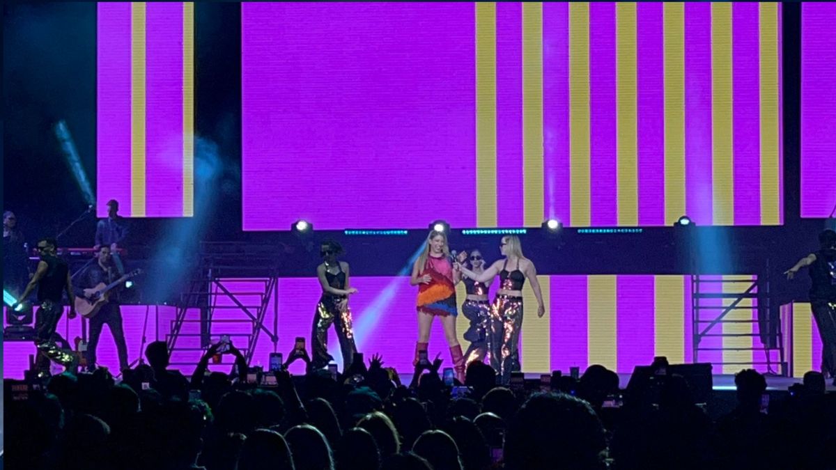 Flor Bertotti lleva a los regios a un viaje nostálgico en su concierto en Monterrey