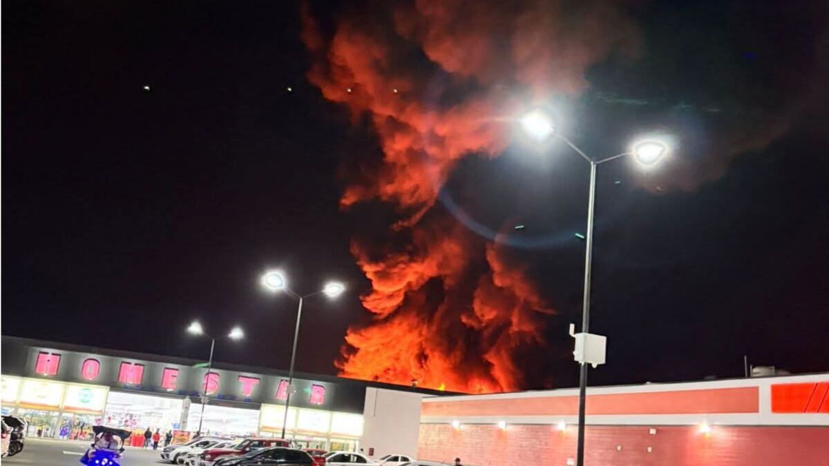 Incendio en Ixtapaluca: Se evacuan vecinos y Plaza Pilares tras el siniestro en fábrica de colchones