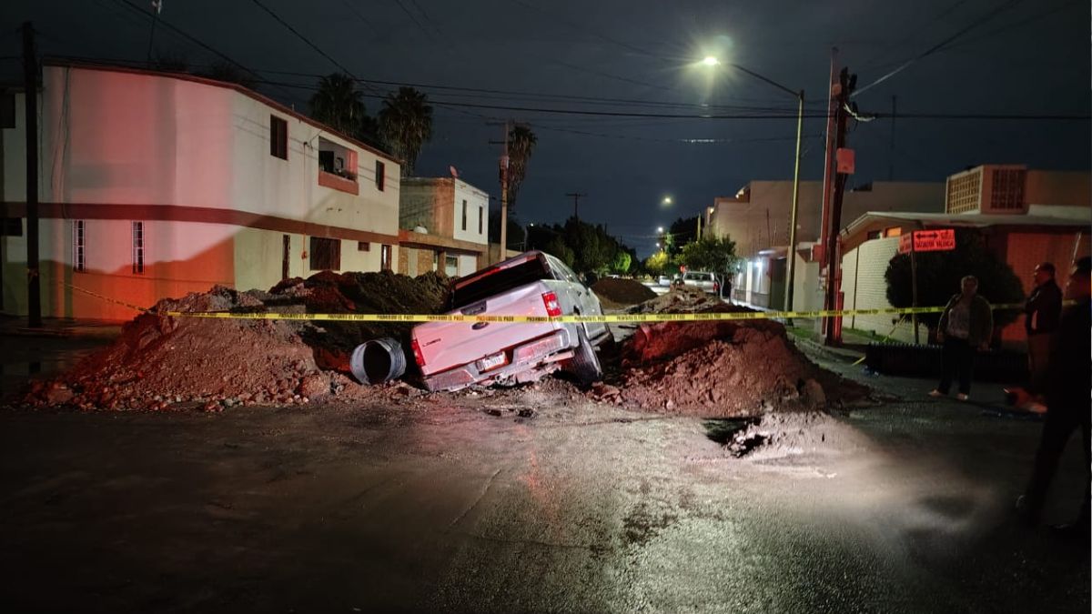 Camioneta cae en zanja de obra de SIMAS Torreón: Conductor logra escapar